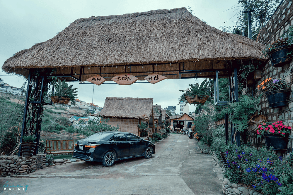 An Sơn Hồ có bãi đậu ô tô nhưng không quá rộng, vì vậy nên cân nhắc đặt bàn trước nếu đi vào giờ cao điểm. (Nguồn: Fanpage An Sơn Hồ)